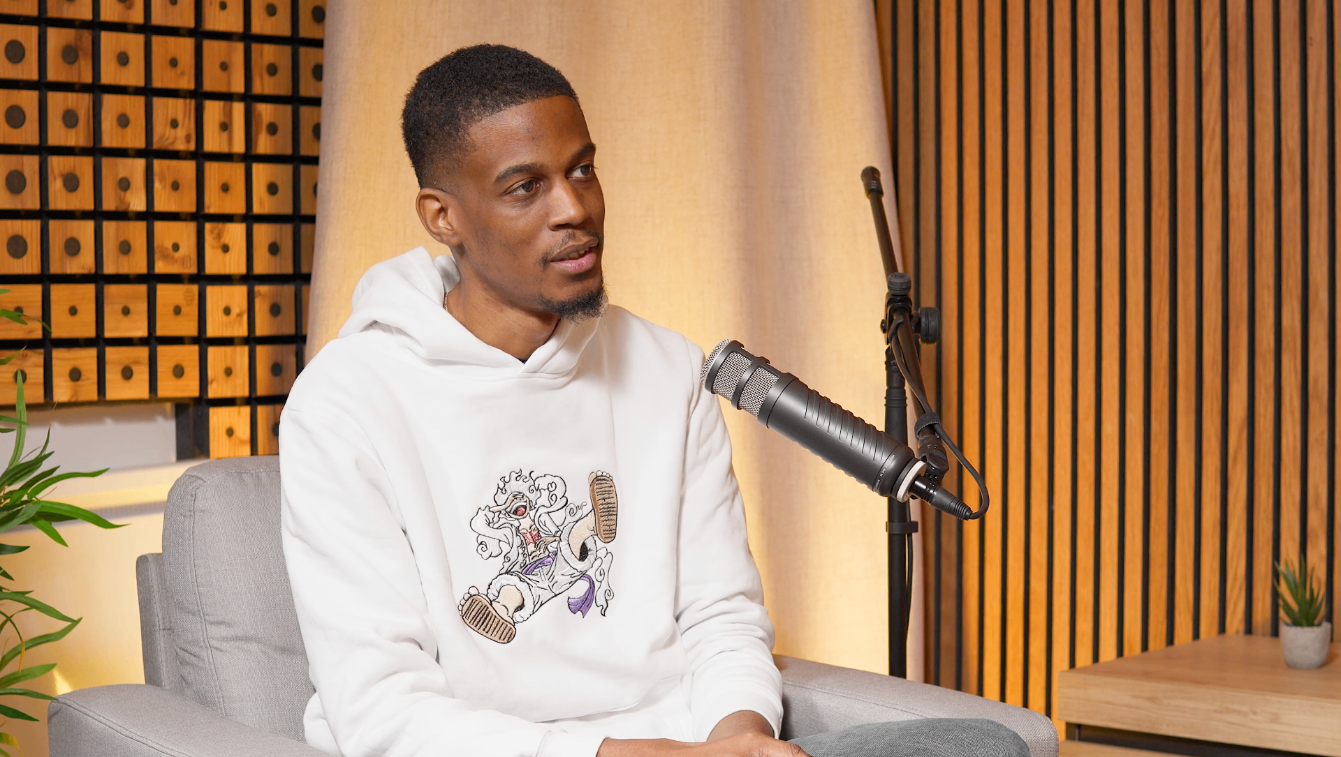Studio podcast Laurea, plateau bois et acoustique